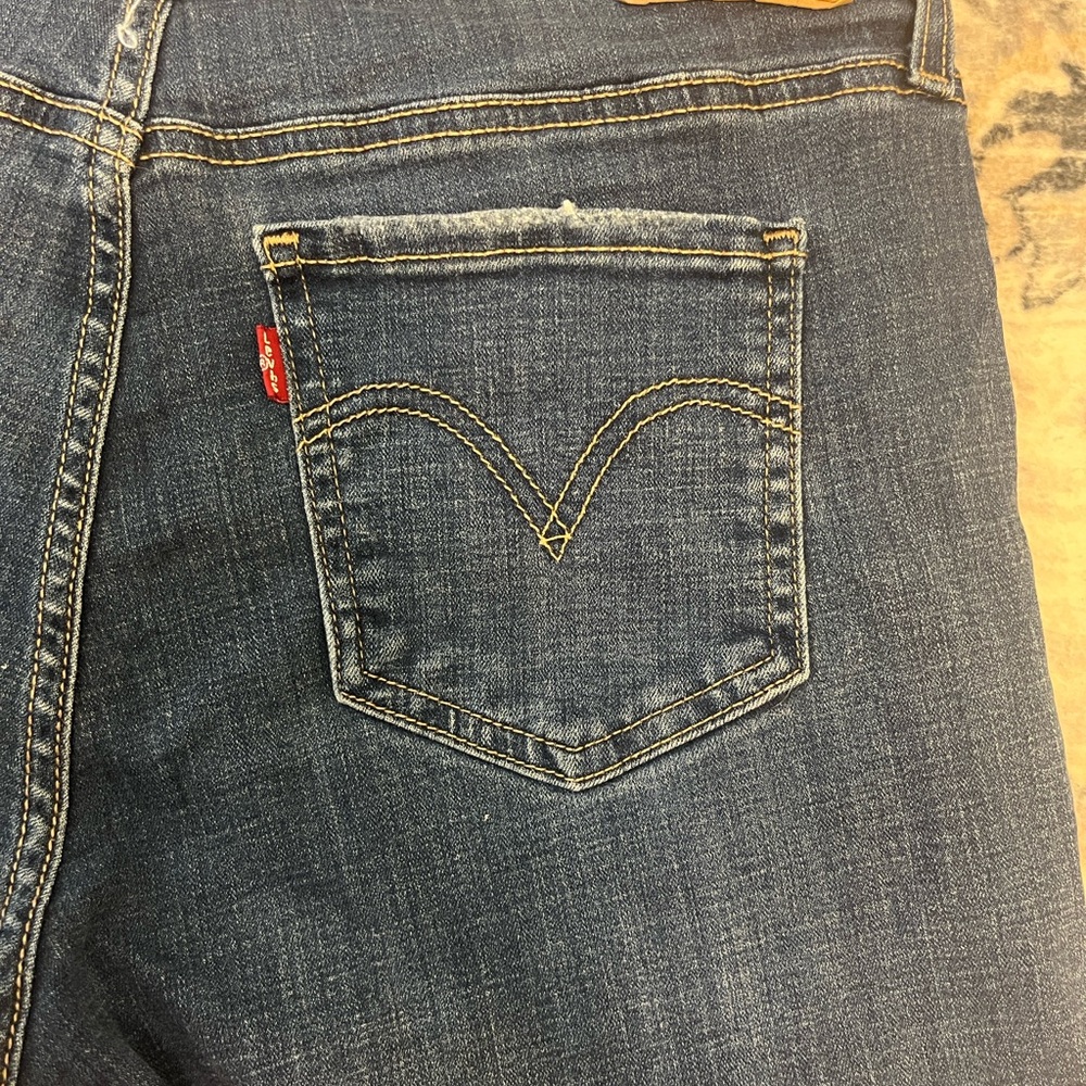 Levi's Women's mid rise Dark Blue Rolled-Hem Denim Shorts - Picture 6 of 7